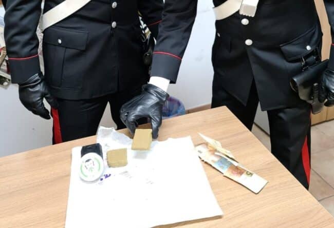 Plico contente droga invece che cosmetici: in manette 25enne nel Messinese
