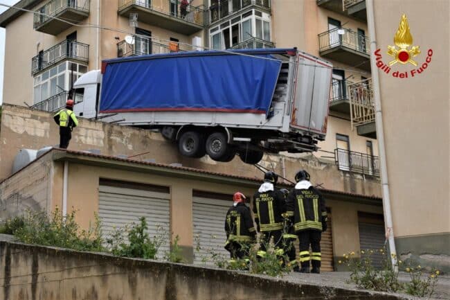 Caccamo, FOTO e VIDEO del recupero dell’autocarro rimasto in bilico su un terrazzamento
