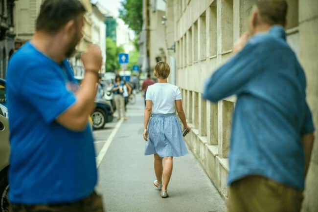 Catcalling o “molestie di strada”, perché non è reato in Italia? Le risposte dell’avvocato Adriano Bazzano