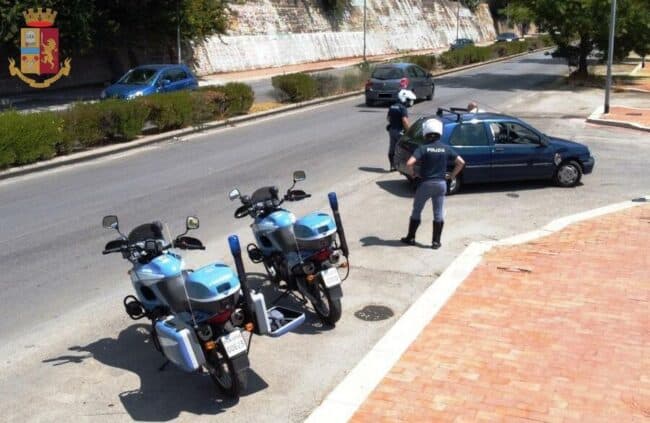 Getta la droga dal finestrino dopo l’Alt della polizia: denunciato 35enne