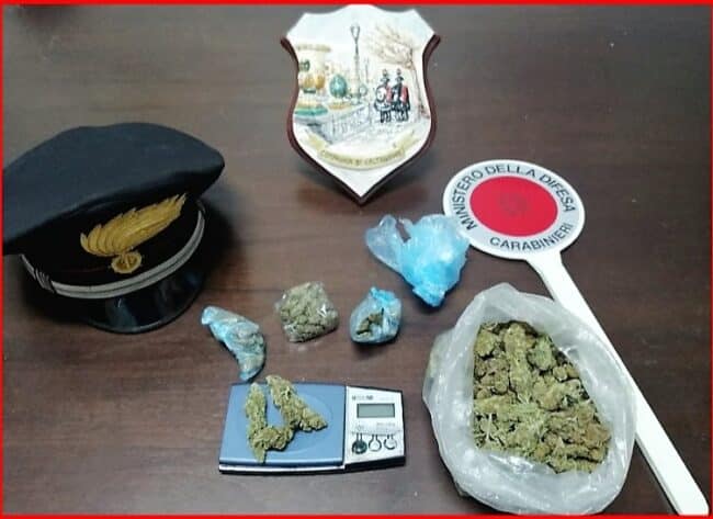 Incrementava il Reddito di Cittadinanza spacciando marijuana: un arresto nel Catanese