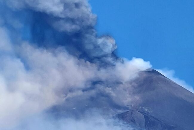 Catania, l’Etna “ricomincia”: caduta di cenere lavica sulla città