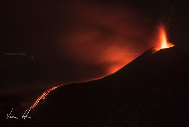 Etna, eruzione nella notte: nuova frattura del Cratere, spettacolo di fuoco – VIDEO e FOTO