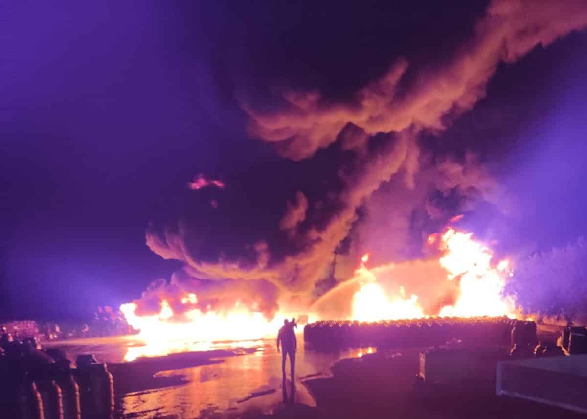 Vasto incendio di sterpaglie nel Catanese, alte lingue di fuoco coinvolgono un’auto e fusti di olive – VIDEO e FOTO