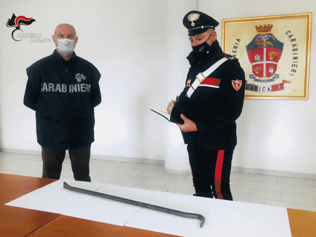 Dramma in strada, 43enne picchia col piede di porco l’ex moglie e l’ex cognato