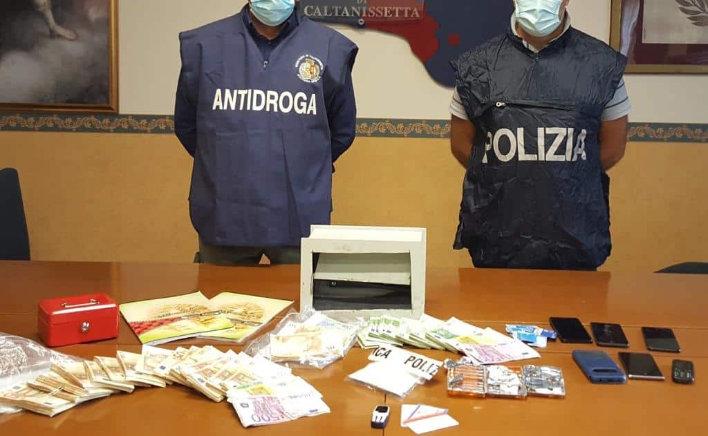 Cocaina e soldi in auto col fratello: in casa quasi 100mila euro, in carcere Vincenzo Ferrara
