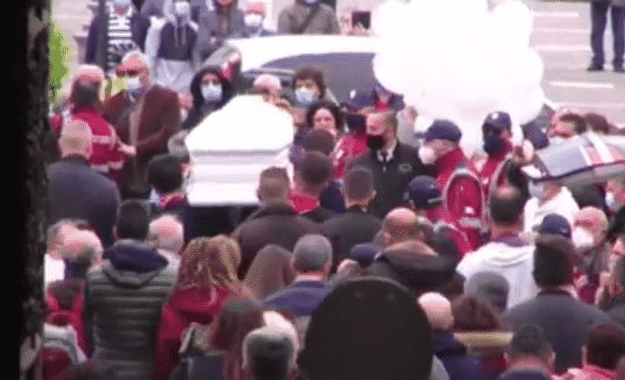 Morte Stefano Russo, commozione per i funerali del 13enne: bandiere a mezz’asta in città