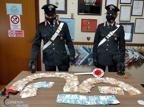 Due borse con 30mila euro in contanti, il furto in casa di un pensionato: arrestato 22enne