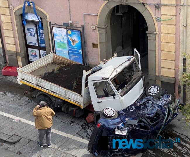 Terribile incidente nel Catanese, camion travolge auto e pedone: diversi feriti. Si cerca il conducente