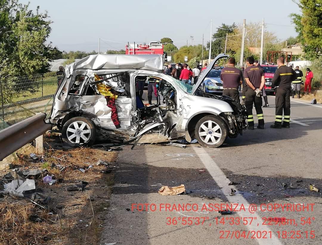 Strage nel Ragusano, auto contro furgone: le vittime sono 4 giovanissimi, aperto un fascicolo – FOTO e VIDEO