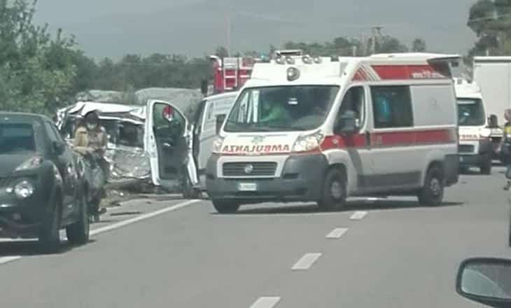 Incidente stradale sulla SP 20, bilancio gravissimo: 4 morti e diversi feriti, tre ambulanze sul posto