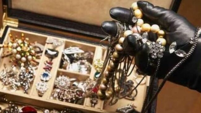 Rapina una gioielleria e poi scappa: 53enne “incastrato” dalla polizia finisce agli arresti domiciliari