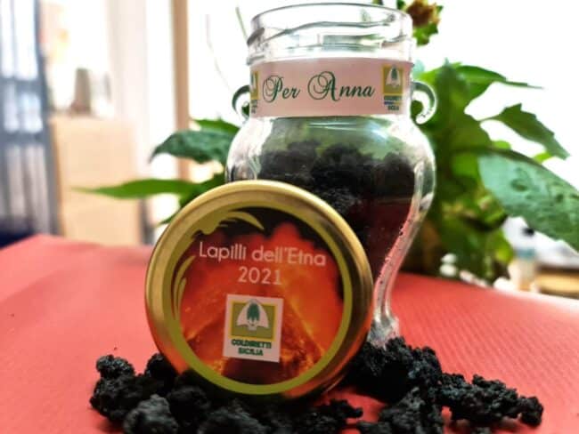 Dalla Sicilia all’America, lapilli dell’Etna in vendita per aiutare mamma Anna: un vasetto souvenir per “lottare” insieme