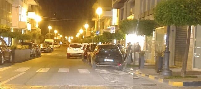 Dramma a Vittoria, due uomini accoltellati da uno sconosciuto mentre gettavano la spazzatura: fermato il presunto aggressore