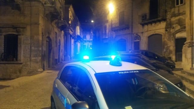 Incidente in via Galletti, Tir fuori strada distrugge auto parcheggiata