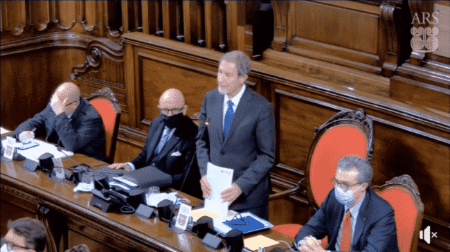 Inchiesta Sanità, dibattito all’Ars tra urla e richieste: Musumeci spiega la frase “spalmiamo i morti” – IL VIDEO INTERVENTO
