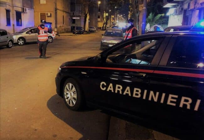 Schiamazzi e musica, festa “abusiva” interrotta dai carabinieri: 28 persone identificate, scoperta anche droga