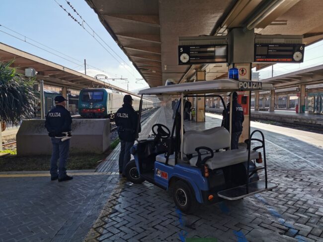 Operazione “Stazioni Sicure” della Polizia di Stato: 553 persone e 111 bagagli controllati