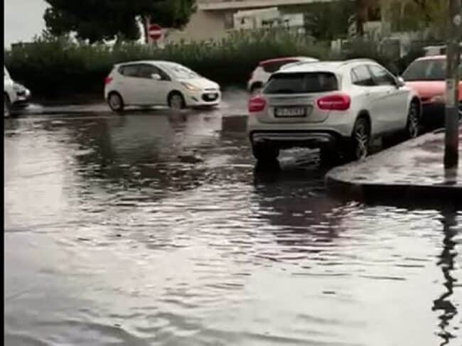 Catania, al viale Africa muoversi a piedi “è un’impresa”: marciapiedi danneggiati, spazzatura e illuminazione assente