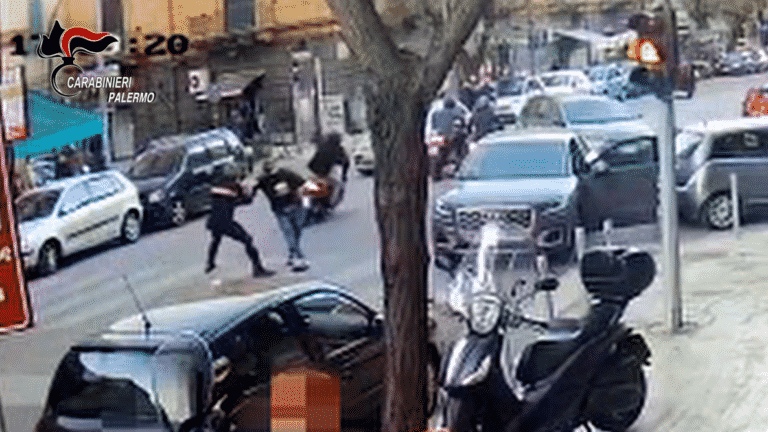 Carabiniere sventa rapina in un supermercato, sottratti 3mila euro dalle casse: arrestato 22enne, si cercano gli altri 3 complici