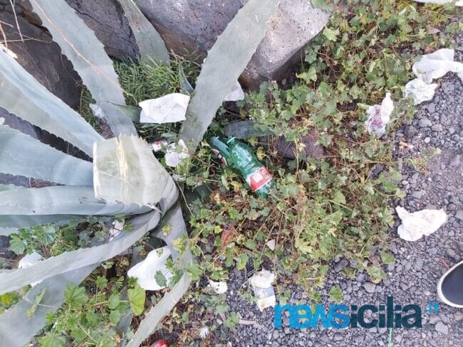 Ognina, un “mare” di rifiuti al porticciolo. Cantarella risponde: “C’è inciviltà. Puliamo ogni giorno” – FOTO