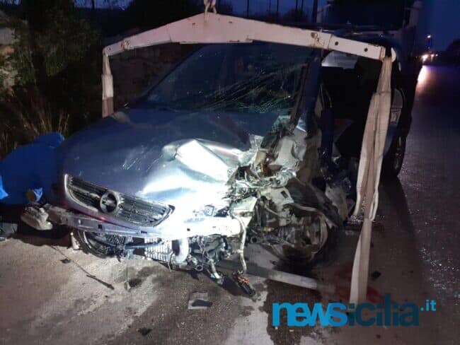 Terribile incidente frontale sulla SP60, giovane in prognosi riservata al Cannizzaro – Le FOTO