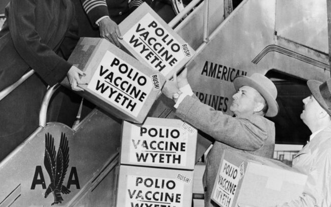 Vaccino antipolio, oggi si celebrano i 65 anni dalla sua immissione al pubblico: la sua inoculazione ha eradicato la poliomielite tipo 2
