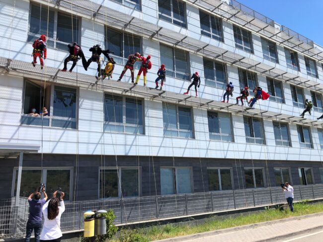 Supereroi per un sorriso in azione all’ospedale San Marco di Librino – Le FOTO