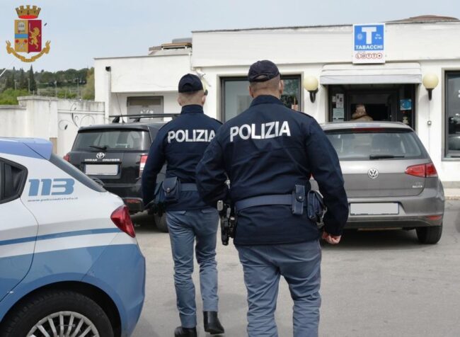 Covid Caltanissetta, clienti bevono all’interno di un bar nonostante le restrizioni: scattano chiusura e multe