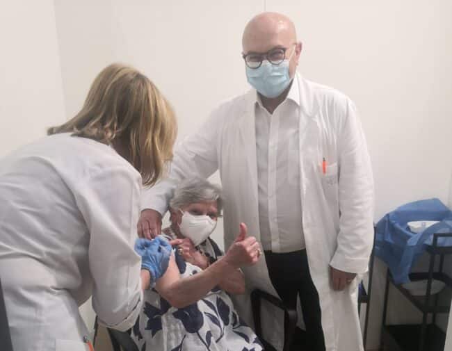 Acireale, all’hub del PalaTupparello si è vaccinata una nonnina di 92 anni