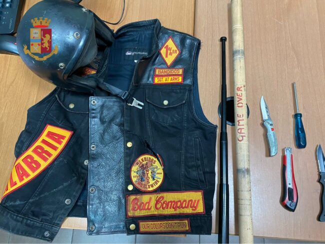 Maxi rissa tra motociclisti in Sicilia, due feriti con trauma cranico e armi trovate: polizia in azione