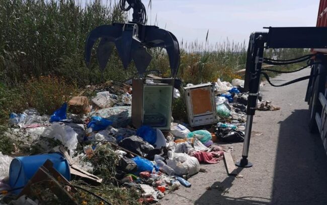 Oltre tre tonnellate di rifiuti rimossi dalle strade extracomunali iblee – Le FOTO