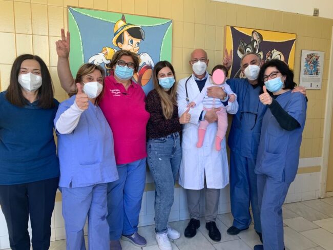 Rara sindrome post-Covid nel Catanese, bimba di 8 mesi salvata: targa donata all’ospedale di Caltagirone