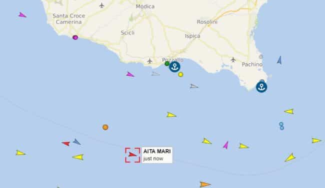 Migranti, la nave Aita Mari al largo di Pozzallo in attesa di un porto sicuro: a bordo 50 persone