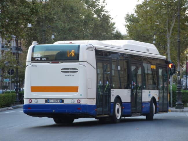 Aveva preso a pugni il conducente dell’autobus per una mancata precedenza: identificato l’aggressore