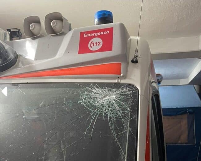 Sassaiola contro ambulanza con paziente colto da infarto in via Stesicoro: vetro in faccia al conducente