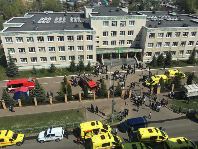 Sparatoria ed esplosione in una scuola: alunni “schizzati” fuori dalle finestre, almeno 11 morti in Russia