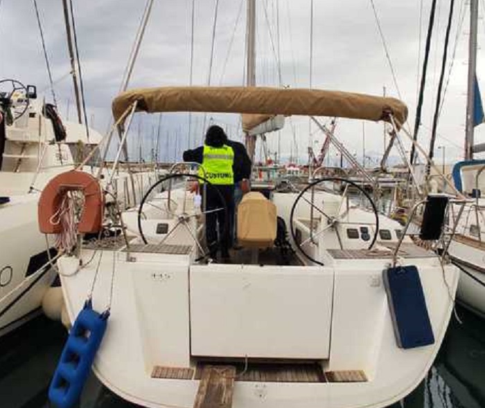 Contrasto a contrabbando ed evasione: sequestrata barca a vela di 15 metri