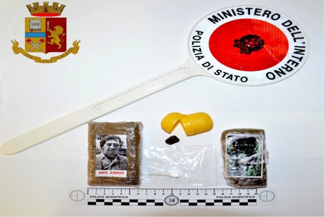 Hashish in auto, guai per due giovani: Squadra Mobile in azione, un arresto