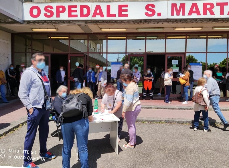 Vaccini, è caos a Catania e provincia. Hub presi d’assalto: “Messi fuori accanto a persone che tossiscono”