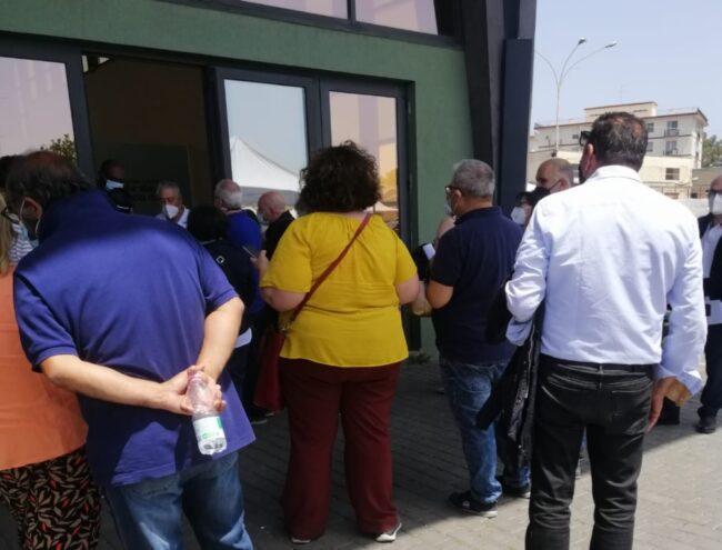 Hub vaccinale Catania, torna di moda AstraZeneca e regna il caos. Boom di richiami e attese infinite: “Creata corsia in più”