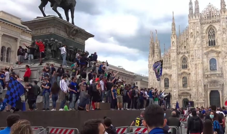 Inter vince lo scudetto, follia in piazza Duomo: lo sport e il Covid “inesistente” a Milano – VIDEO