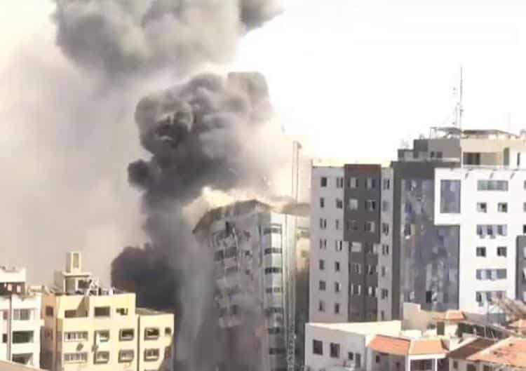 Israele, l’attacco ai media nella lotta contro Hamas: raid contro sede di “Al-Jazeera” e “The Associated Press”