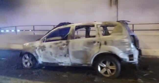 Auto in fiamme sulla Catania-Siracusa: autisti nel panico cercano di scappare, traffico in tilt – FOTO e VIDEO
