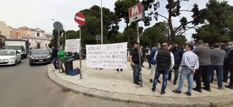 Lavoratori Blutec in protesta davanti Palazzo d’Orleans: “Politici siciliani aiutateci, ci sono famiglie disperate”