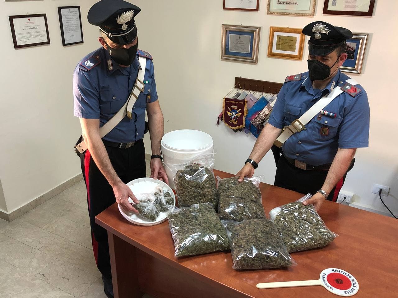 Nascondevano oltre 2 kg di marijuana nel cartongesso, arrestati coniugi a Messina