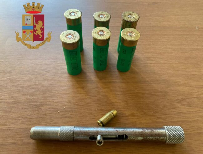 Controllo straordinario del territorio, arrestate 3 persone: due per droga e una per detenzione di arma clandestina