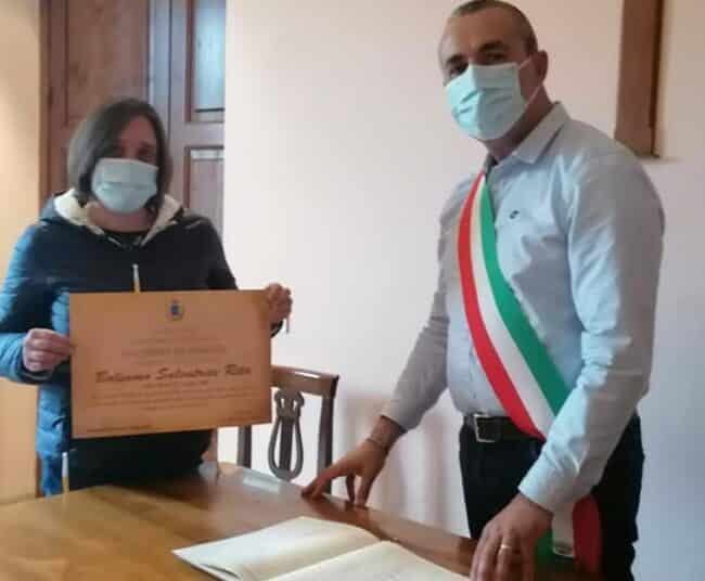 Trova portafogli con molto denaro e lo restituisce, encomio del sindaco: “Azione di massima lealtà e senso civico”
