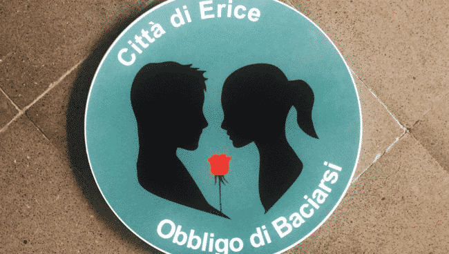 L’amore oltre i pregiudizi, Erice borgo più romantico della Sicilia: appare un cartello con “obbligo di baciarsi”