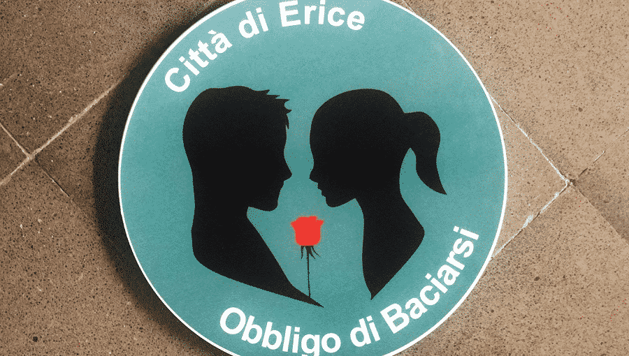 L’amore oltre i pregiudizi, Erice borgo più romantico della Sicilia: appare un cartello con “obbligo di baciarsi”